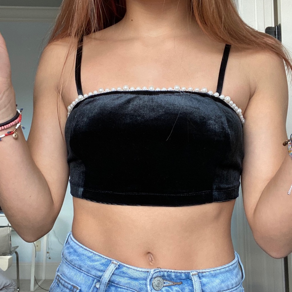 Urban Outfitters Black Velour Crop Top 🎱